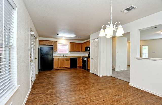 3 Bedroom 2.5 Bath with Gameroom in Cedar Park Towncenter Gallery 4