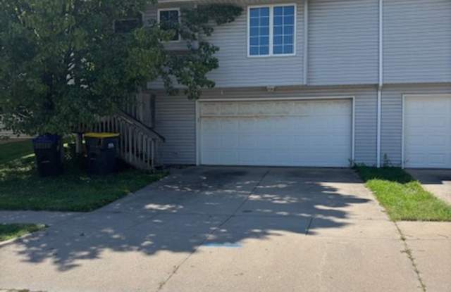 3 bedroom, 2 bath townhouse in Iowa City ready for an immediate occupancy photos photos