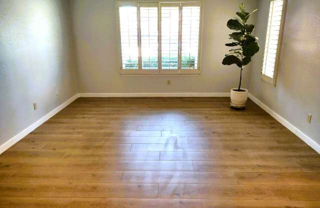Spacious Golf Course Adjacent Single Level Horizon Home With Refrigerated Air Located In Quiet Neighborhood Gallery 4