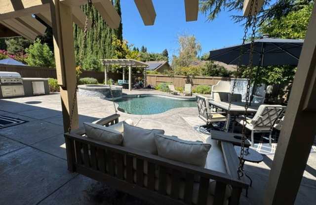 Gorgeous 3-Bedroom House in Gold River with pool photos photos