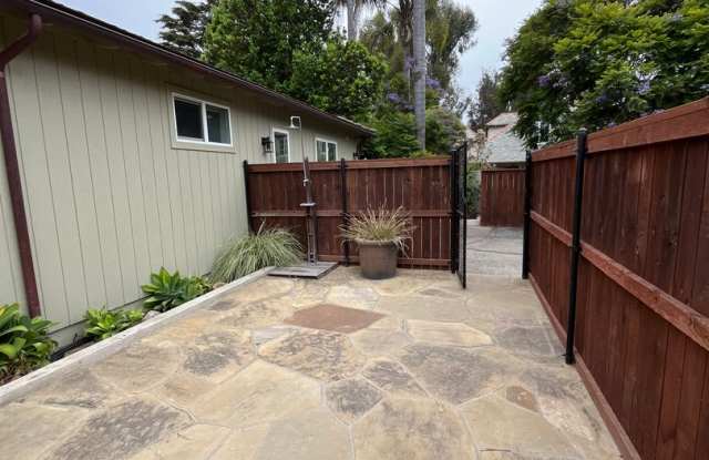 Beachy Montecito Cottage Gallery 3