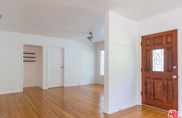4430 JASMINE Avenue Gallery 2