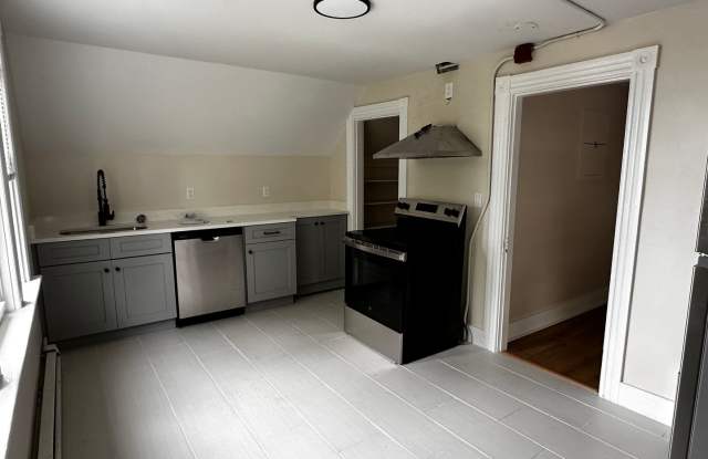 UPDATED 2 Bed/ 1 Bath Apartment in East Greenwich Gallery 4