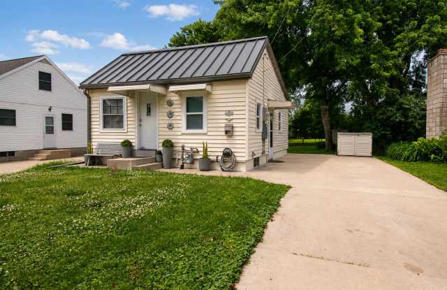 Cozy 2 Bedroom SE Rochester Home with Incredible Yard! photos photos