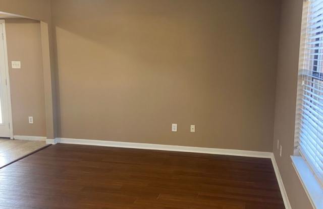 AUGUST 2027 PRE-LEASE Wonderful 3 Bed, 3 Bath Duplex Walking Distance from Campus! Gallery 4
