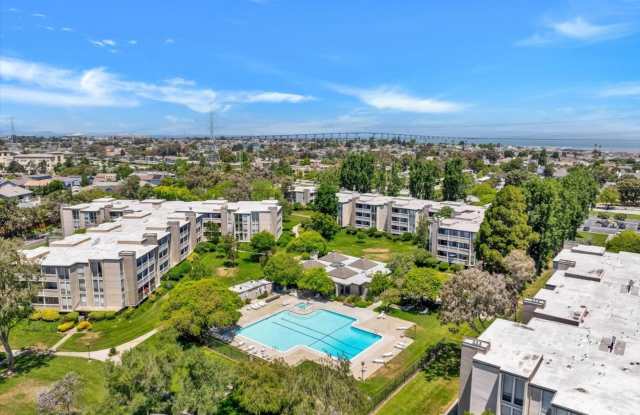 Premier Marina Point 2-Bedroom Condo with Private Deck Gallery 4