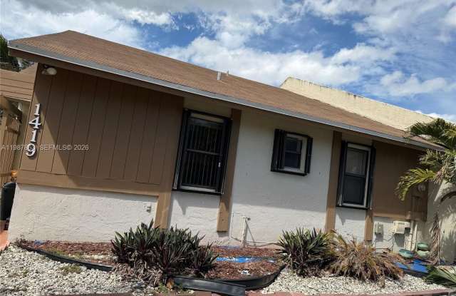 1419 Yellowthroat St photos photos