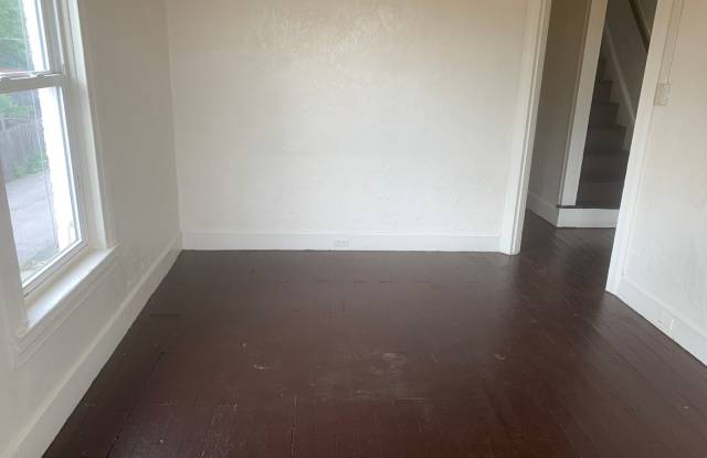 Future Rental! 3 Bedroom 2nd/3rd Floor -West End of York City Gallery 4