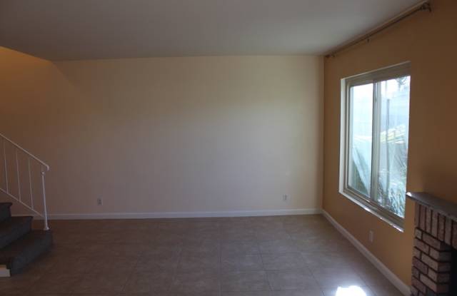 Gorgeously Remodeled 2 bedroom TownHome For Rent Gallery 4