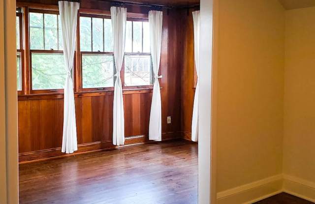 2107 Grand Street NE photos photos