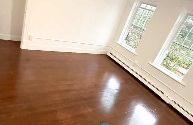 528 Union St Gallery 1