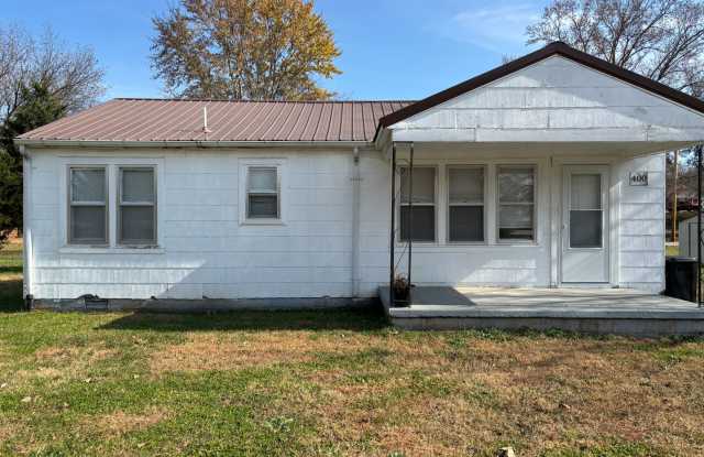 2 BR 1 BA, Close to Downtown Decherd, City Park, Restaruants. - 400 North Diagonal Street, Decherd, TN 37324