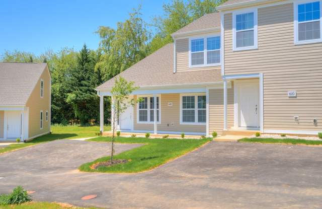 Oak Tree Townhome|End Unit| 3 Bed, 2 Bath| June 16! photos photos