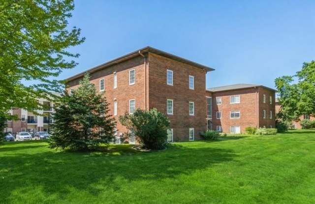 300 Grandview Ct - 300 Grandview Court, University Heights, IA 52246