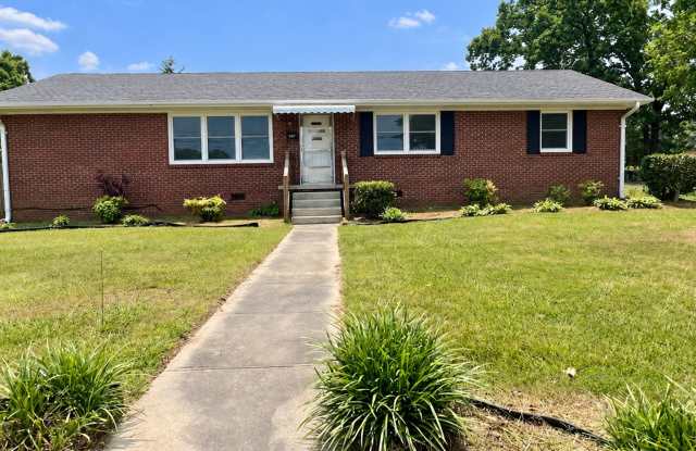 Three bedroom, 1.5 bath house in Burlington Gallery 1