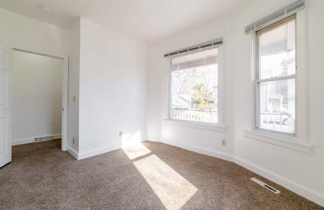 Spacious 4 Bedroom 2 Full Bath in Kenosha! Gallery 4