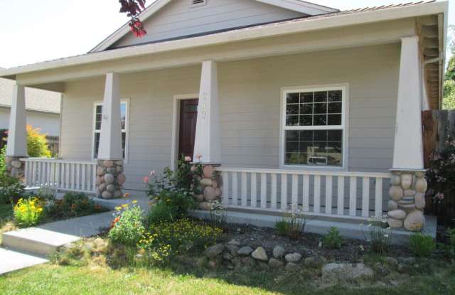 Charming Craftsman 3 Bedroom 2 Bath home in Located in Friendly Central Point photos photos