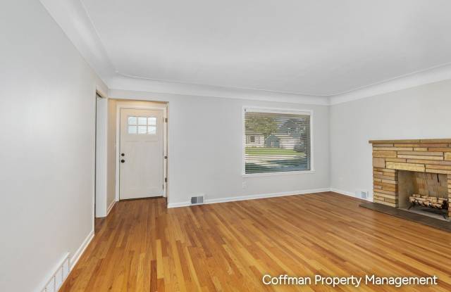 3 bed 2 Bath Single Family Home with Garage and Finished Basement Gallery 4