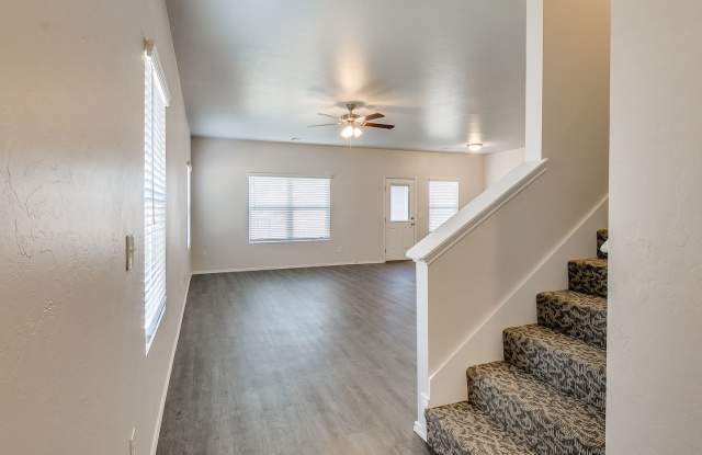 Cozy Up & Bake This Fall! | KitchenAid Mixer + $250 Visa Gift Card | Sign By 10/15! | 4-Bed, 2.5-Bath Townhome Gallery 4
