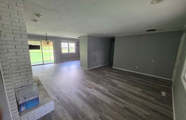 3 bedroom/1.5 bathroom house/2 car garage Gallery 4