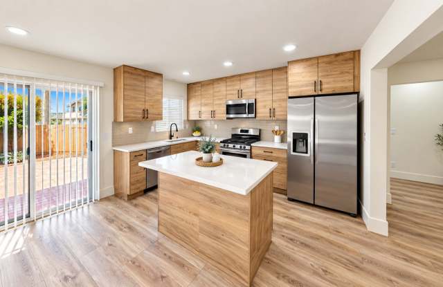 Renovated in 2025,  6 bed house on 63rd! Gallery 4