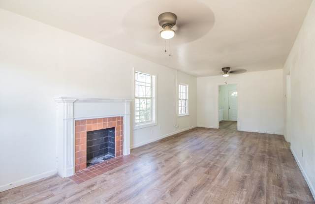 Updated 2 bed 1 bath house Gallery 3