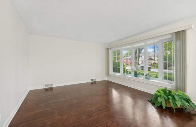 532 N Broadway Avenue Gallery 2