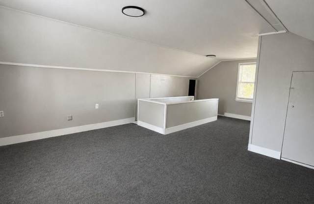 Beautiful 3 bedroom, 1 bath home with fenced yard, Granite, Luxury Flooring Gallery 4