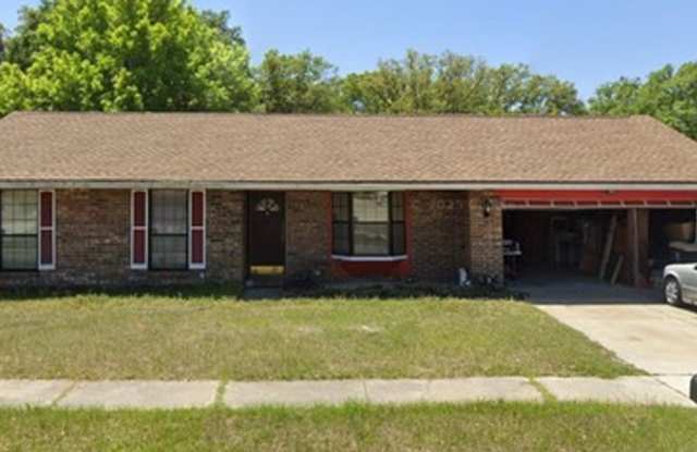 Welcome to this inviting 4-bedroom, 2-bathroom home. photos photos