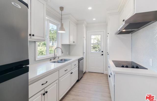 6951 COZYCROFT Avenue Gallery 4