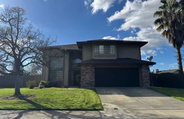 Roseville home with large backyard photos photos