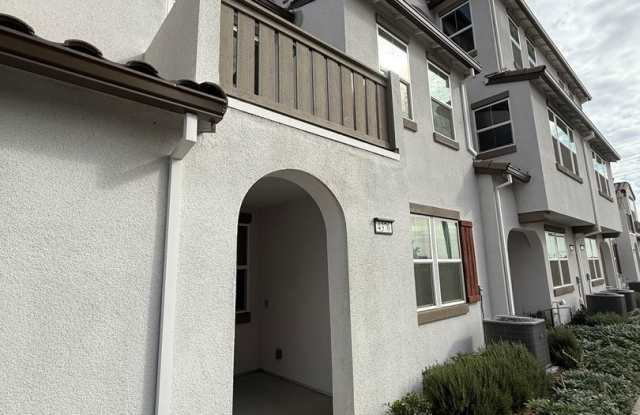 Beautiful 4/3.5 with solar! photos photos