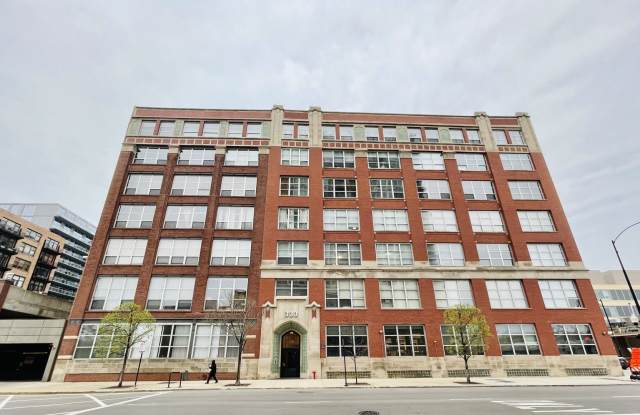 333 S Desplaines Street - 333 South Desplaines Street, Chicago, IL 60661