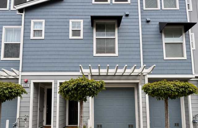 Beautiful updated luxury townhouse looking for new tenants Gallery 1