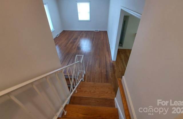 3813 Selwyn Avenue Gallery 3
