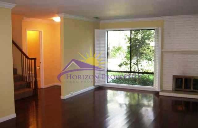 Spacious 2 Bed 2.5 Bath 1,748 sqft Campus Commons Home Gallery 3