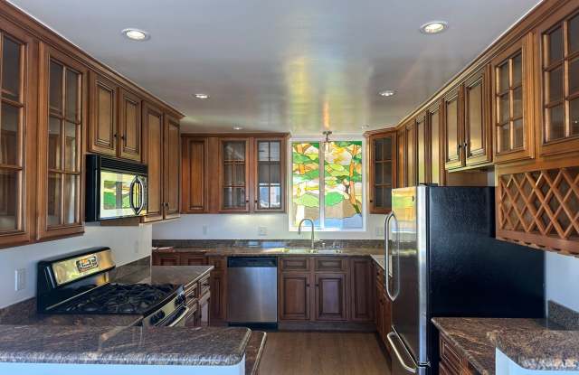 Large 2 bed/2 bath condo with gorgeous views! Garage parking and pet friendly! - 474 Merritt Avenue, Oakland, CA 94610