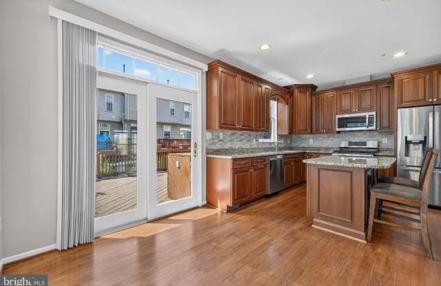 20811 SHAMROCK GLEN Circle Gallery 4
