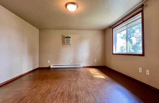 Spacious & Bright 2-Bedroom, 1-Bath upper-level fourplex- Two Weeks Free Rent for a Move In before October 1st! Gallery 2