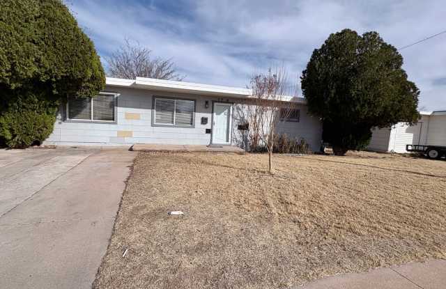 Charming 2 Bedroom, 1 Bath Home with Spacious Yard! photos photos