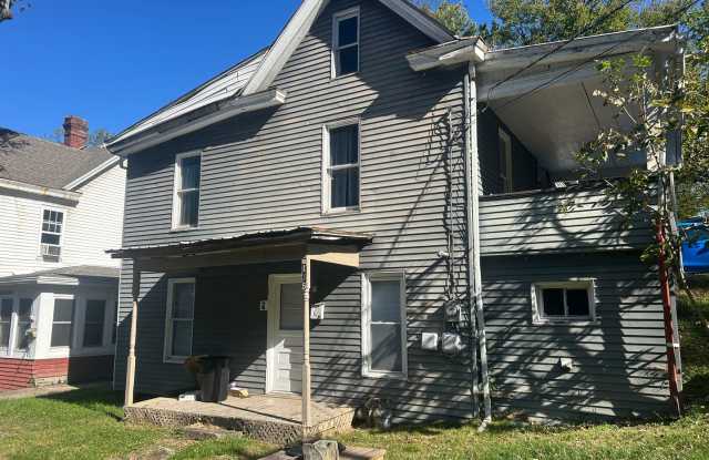 3 Bedroom House - Downtown - Available June 21, 2027! Gallery 1