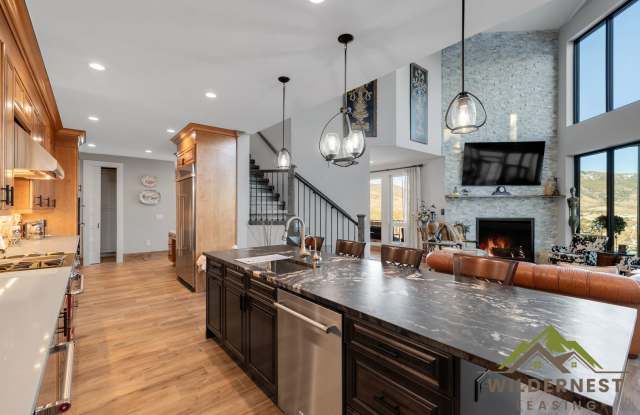 Stunning Luxury Mountain Home with Panoramic Views Gallery 4