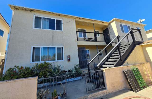 32nd St. 3332 photos photos