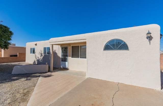 Conveniently located 3 Bedroom with Converted Garage - 2201 Bellamah Drive, Alamogordo, NM 88310