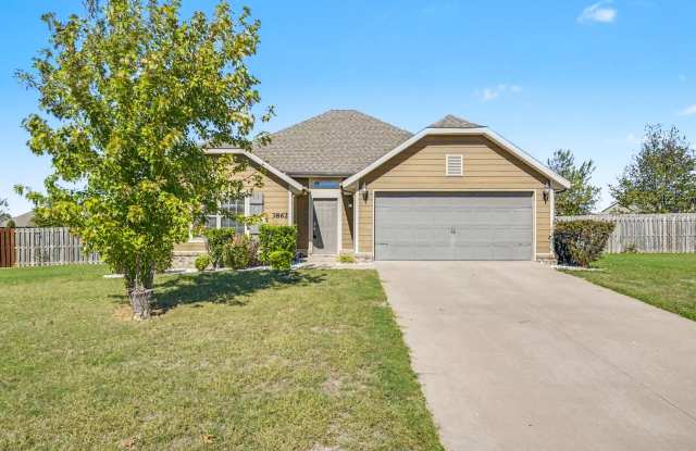 Beautiful 3 Bed / 2 Bath Home with Modern Upgrades & Huge Backyard – Move‑In Ready ASAP Gallery 3