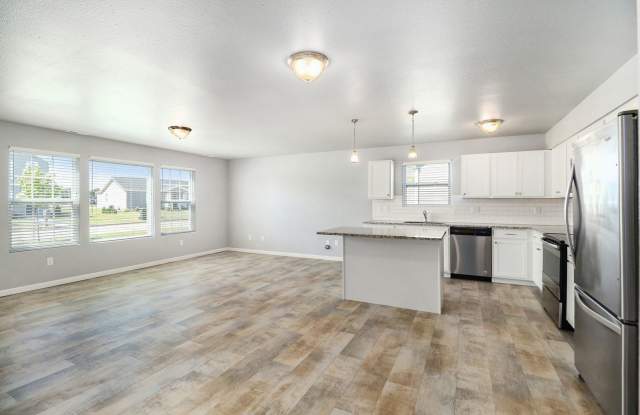 1 Month FREE Rent! Applied to Your First Full Month. Terms & Conditions Apply. Gallery 4
