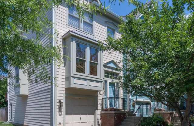 108 MAXIMILLIAN COURT SW - 108 Maximillian Court Southwest, Leesburg, VA 20175