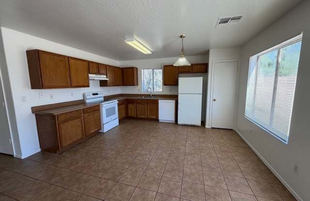 Beautiful 4 Bedroom Home for Rent in Goodyear! **NEW CARPET & NEW PAINT** Gallery 3