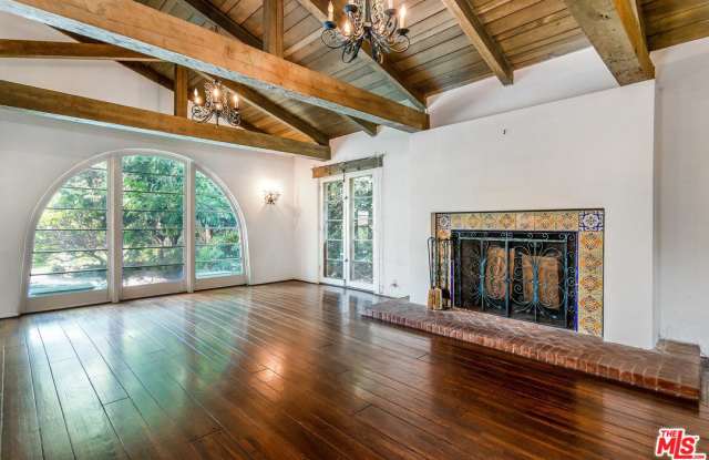 211 North VAN NESS Avenue Gallery 4