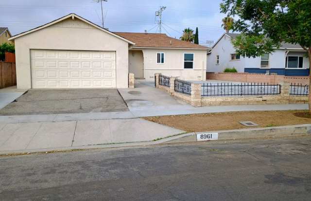 Arleta 3+2 w/walk-in closet, backyard + 2 car garage! photos photos